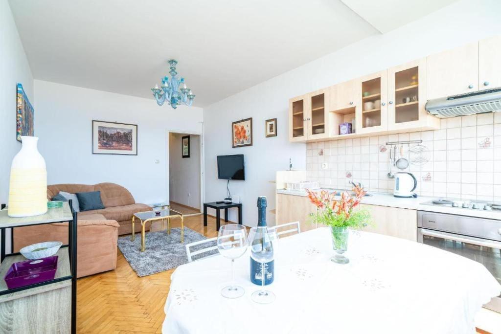 Lero Sea View Apartman *
